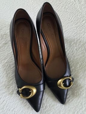 COACH ✨️ Women's Black Leather Pointed-Toe Flats with Gold Buckle Size 6.5